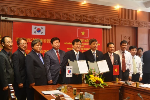 La cérémonie de signature du mémorandum de coopération entre le district de Nam Tra My et le district de Hamyang. 
